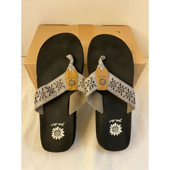 Yellow box size 9 flip flops gray straps - Picture 1 of 4
